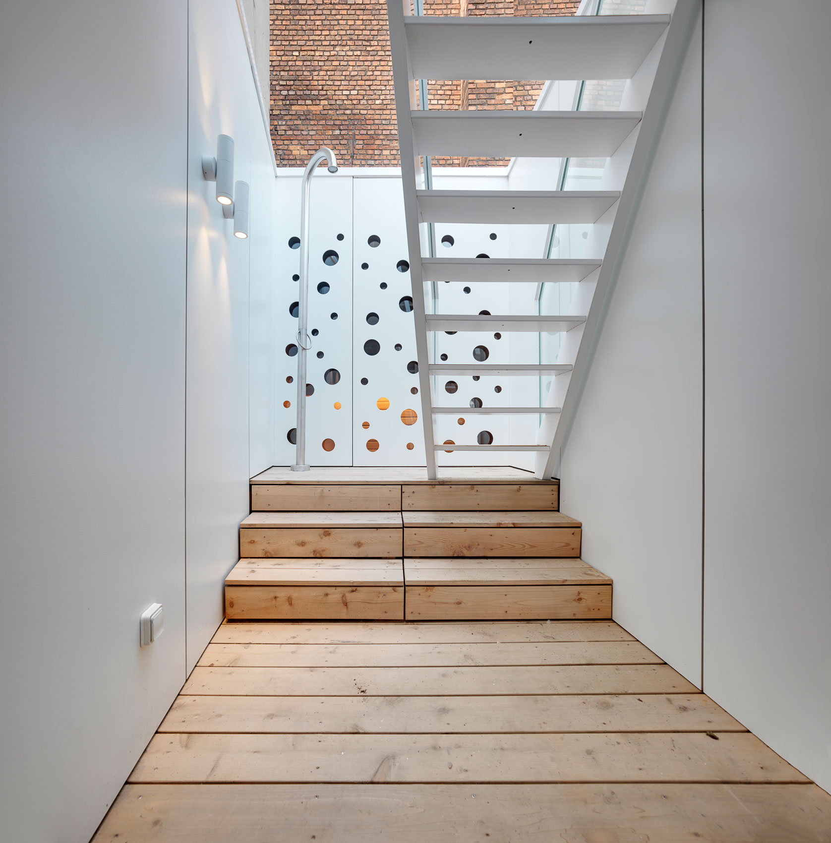 One Room Hotel by dmvA Architecten