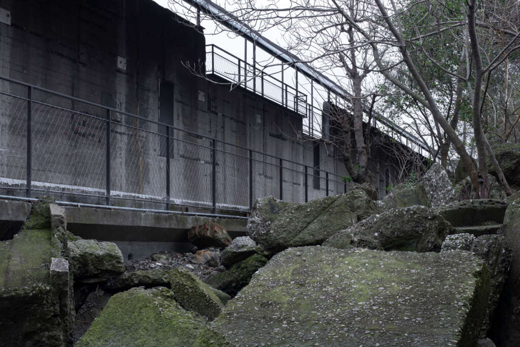 Riverside Passage Atelier Deshaus Concrete Wall Roof