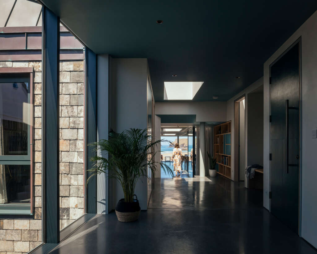 House with Courtyards Invisible Studio