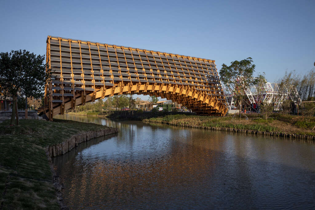 Timber Bridge di Gulou Waterfront LUO Studio Tampilan keseluruhan jembatan