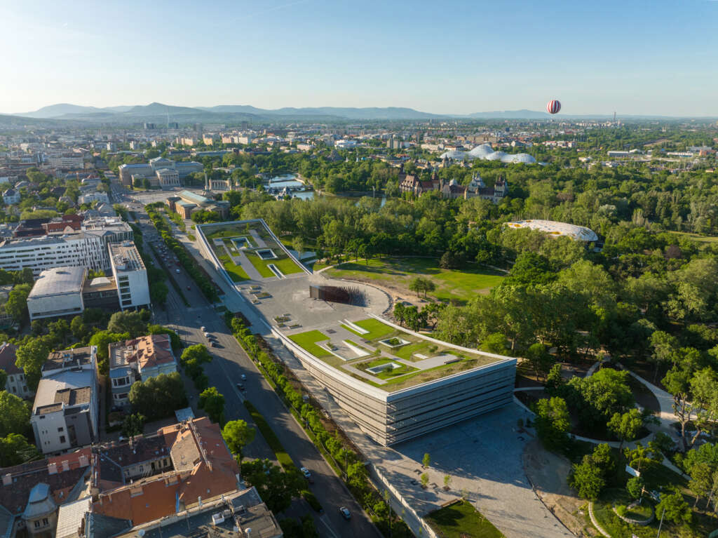 Arsitek NAPUR menyelesaikan Museum Etnografi baru yang terinspirasi lanskap di Budapest