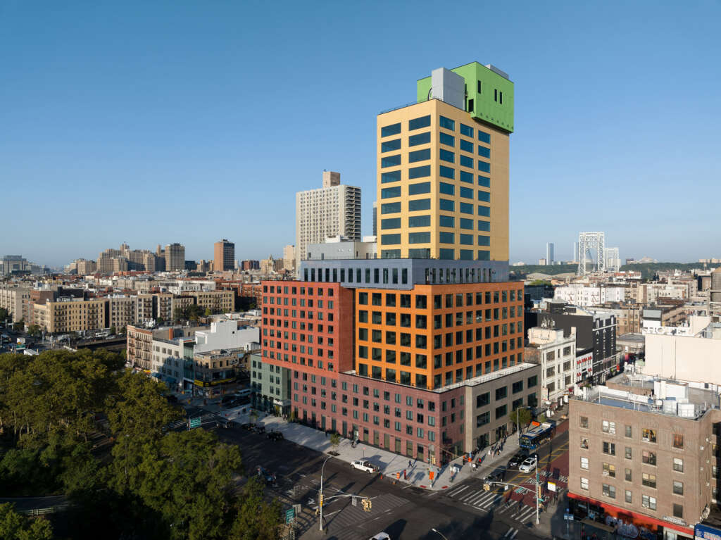 MVRDV menciptakan “desa vertikal” yang penuh warna di Manhattan atas
