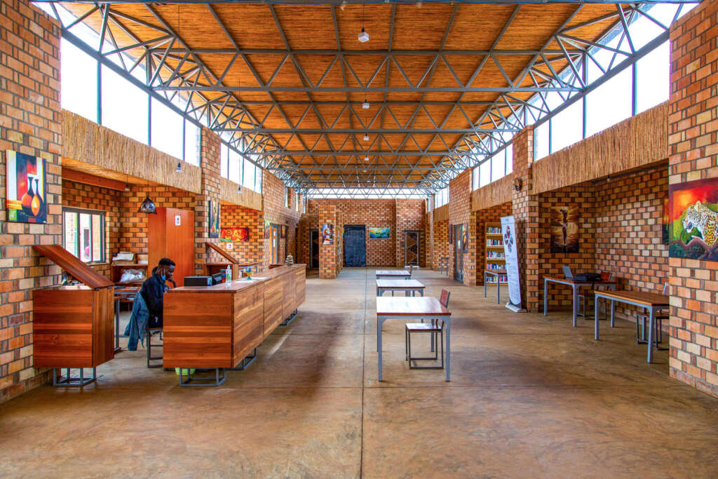 Kolaborasi Arsitektur Umum Pusat Pembelajaran & Olahraga Republik Rwanda Katie Garner Brick