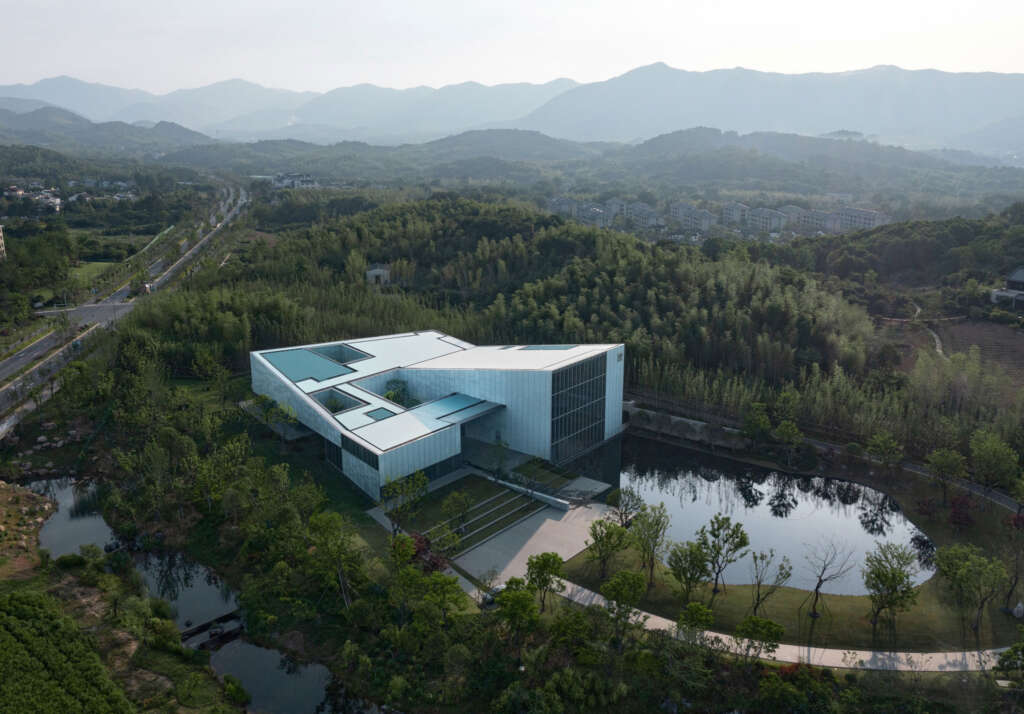 Sebuah teater tengara baru di Cina tenggara merayakan hutan bambu dan barang-barang tanah liat yang terkenal di kawasan itu