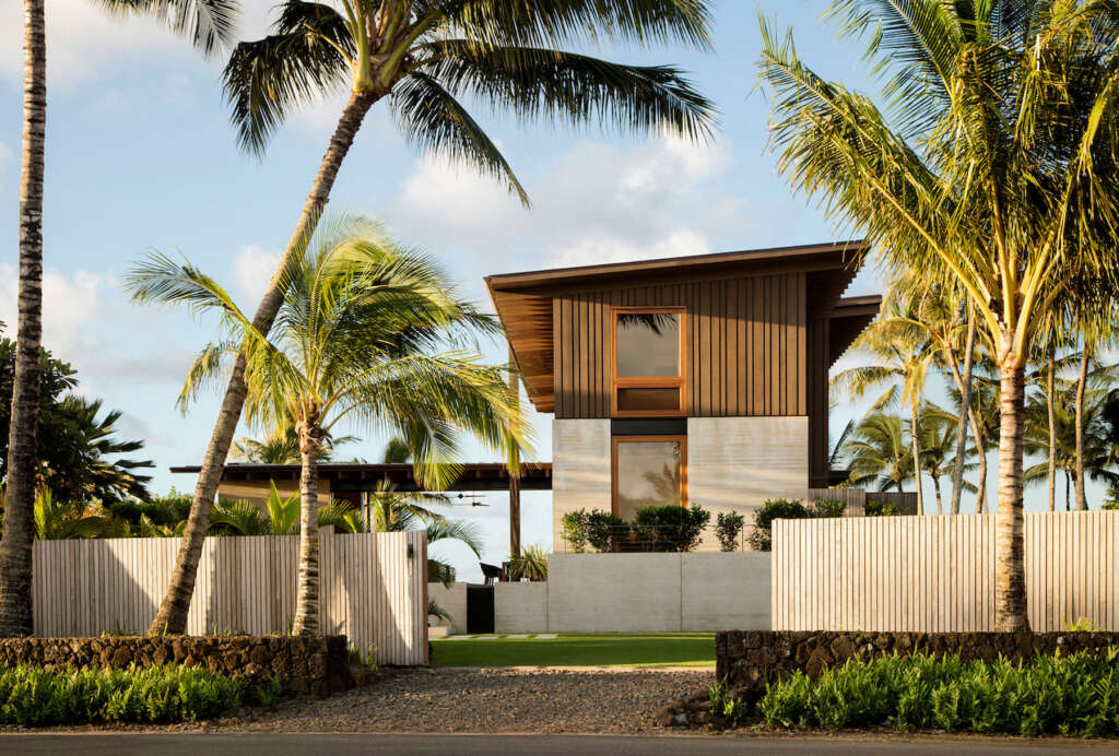 Walker Warner merancang retret pantai Hawaii yang terletak di tengah pohon palem dewasa