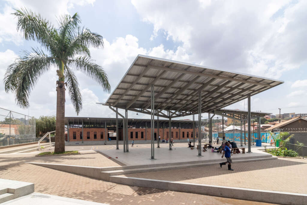Arsitektur Kéré merancang pusat komunitas untuk pemukiman informal di Uganda