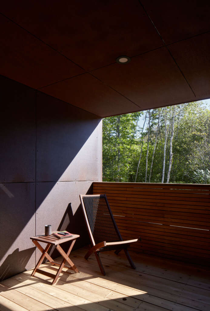 Chester House MacKay-Lyons Sweetapple Architects Chester Nova Scotia Kanada Balkon selatan tersembunyi