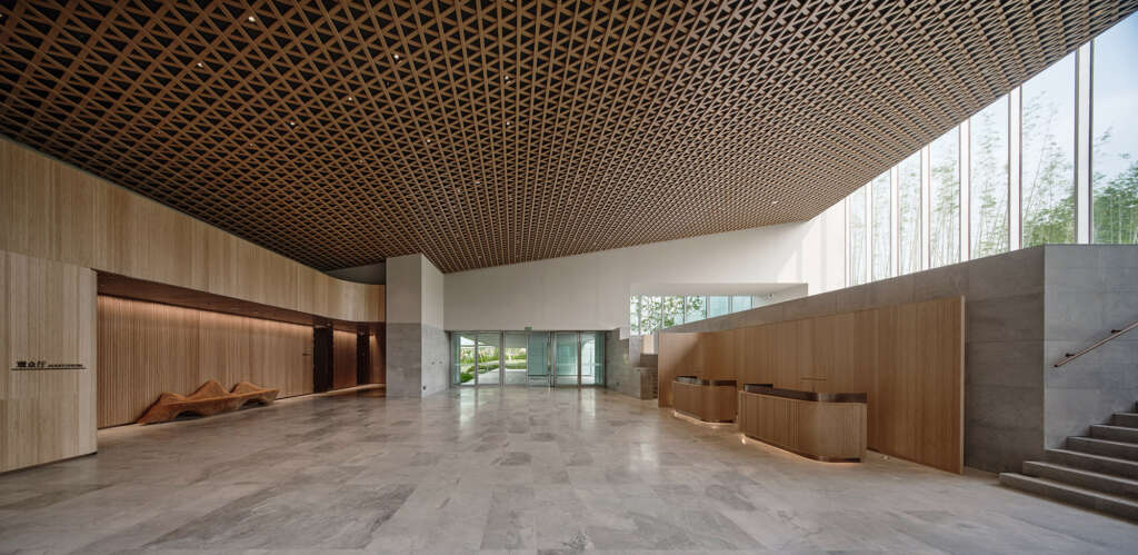 Yada Theater GOA Group of Architects Yixing China Lobby dengan pintu masuk dari halaman