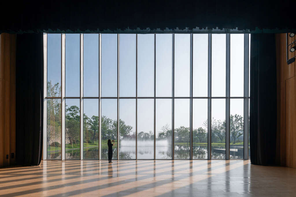 Yada Theater GOA Group of Architects Yixing China Landscape pemandangan dari panggung transparan