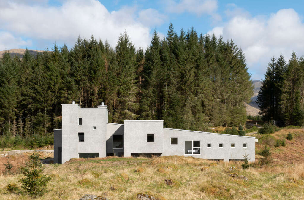 Terletak di Dataran Tinggi Skotlandia, rumah oleh Denizen Works ini adalah bangunan pertama yang dilapisi layar TV daur ulang