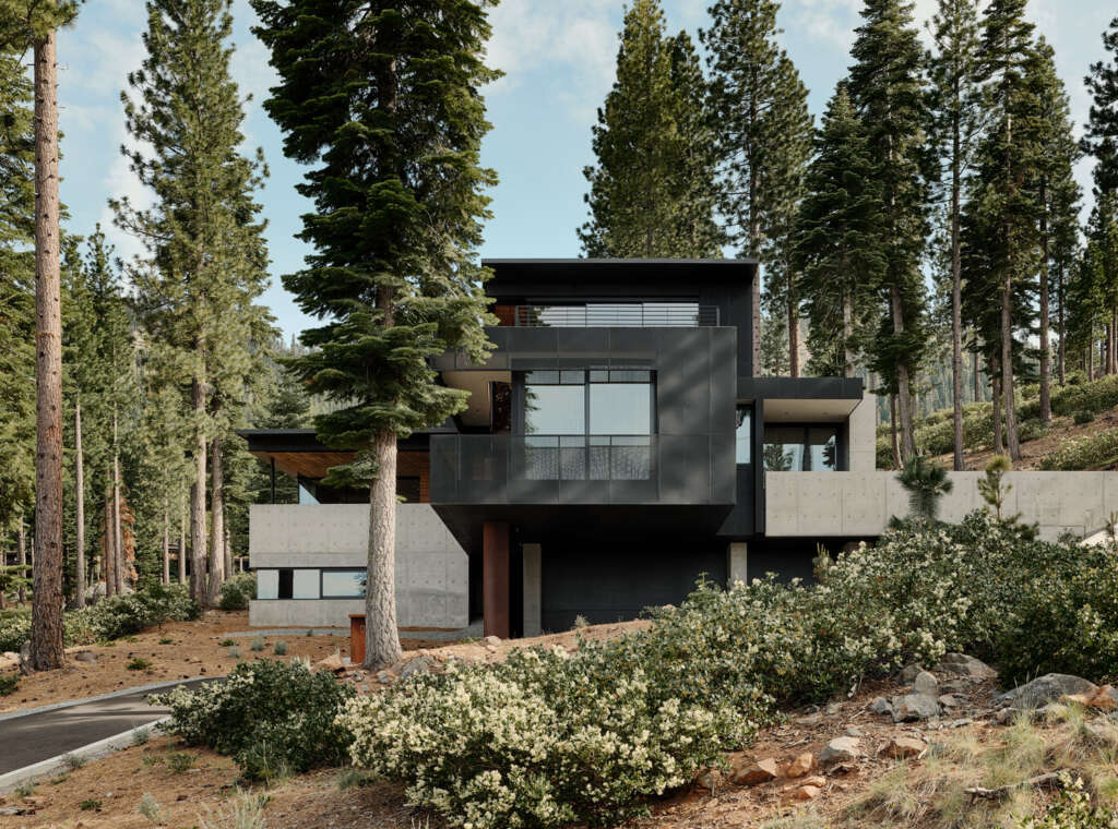 Arsitek Faulkner mendesain rumah beton minimalis yang terletak di bahu hutan gunung berapi yang sudah punah