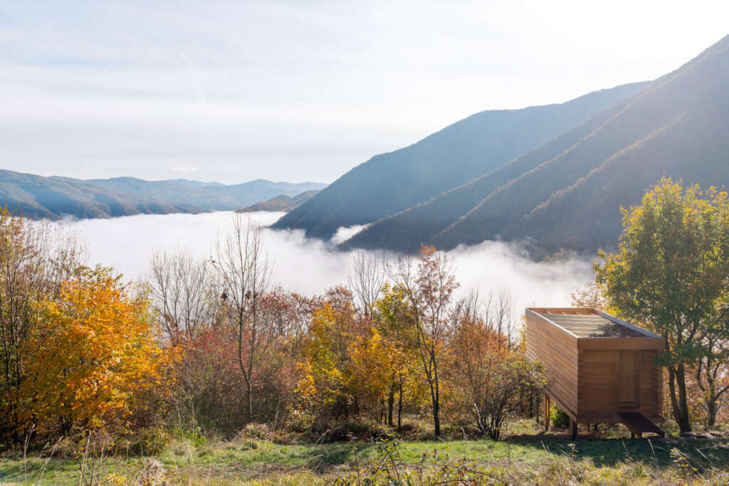 Melarikan diri ke kabin kayu off-grid yang dirancang dan dibangun sendiri oleh arsitek Italia llabb