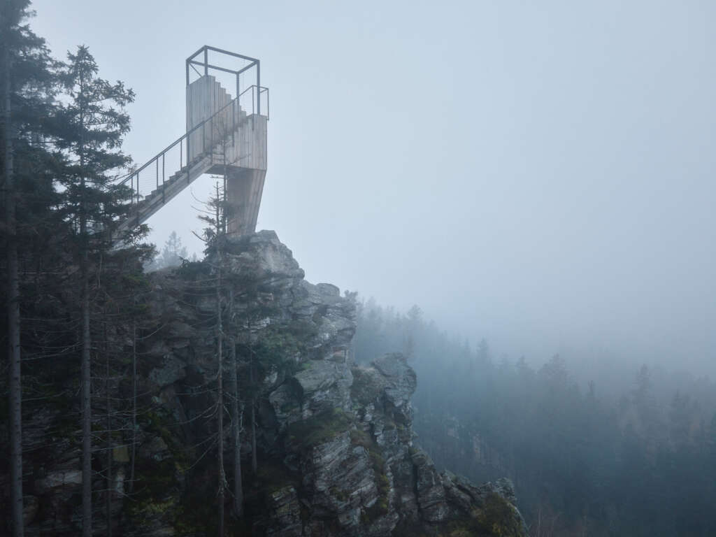 Mjölk architekti merancang empat pengintai gunung yang terinspirasi oleh lambang kota Republik Ceko ini