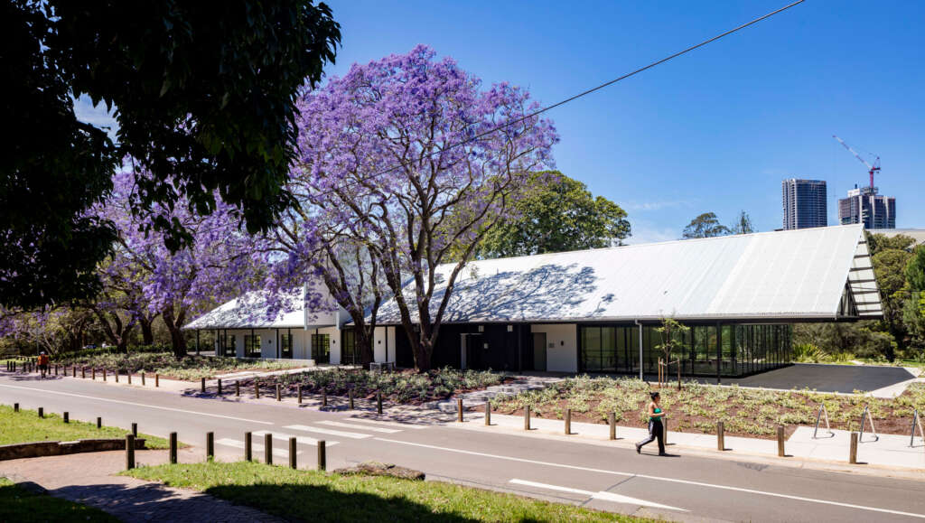 Keluar dari abu – sebuah paviliun restoran di Australia duduk selaras dengan latar taman bersejarahnya