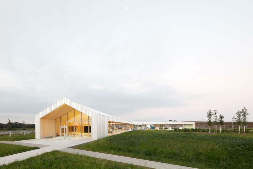 Lebinger Fürsten Hügel Bengkel MONO Arsitek Sömmerda Jerman Wood North side