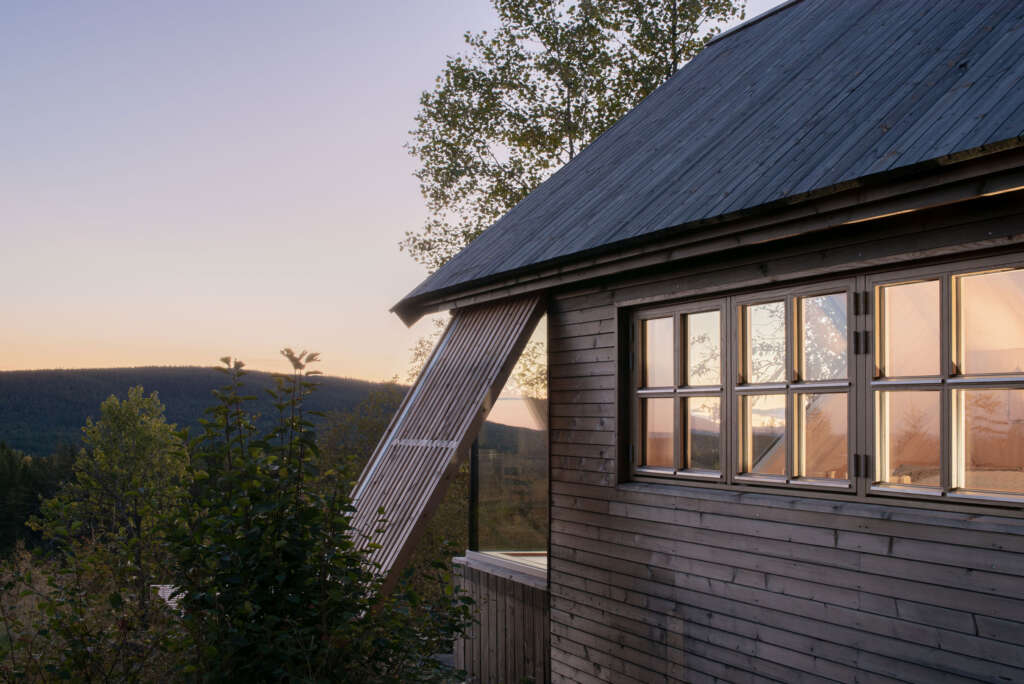 Kabin di Nordmarka Rever & Drage Oslo Norwegia Desain arsitektur Angled Window Cabin Tom Auger