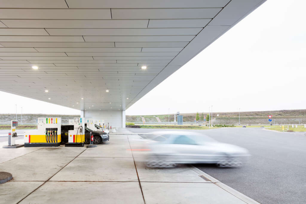 Leubinger Fürsten Hügel Service Station MONO Architects Sömmerda Jerman Fasilitas pengisian bahan bakar kayu