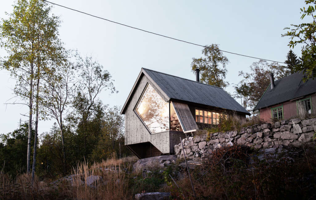 Rever & Dragage melengkapi kabin bersudut di hutan belantara Oslo