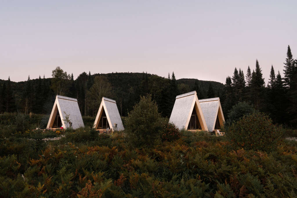 Terletak di Taman Nasional Mont-Tremblant, Atelier L’Abri merancang perlindungan mikro empat musim