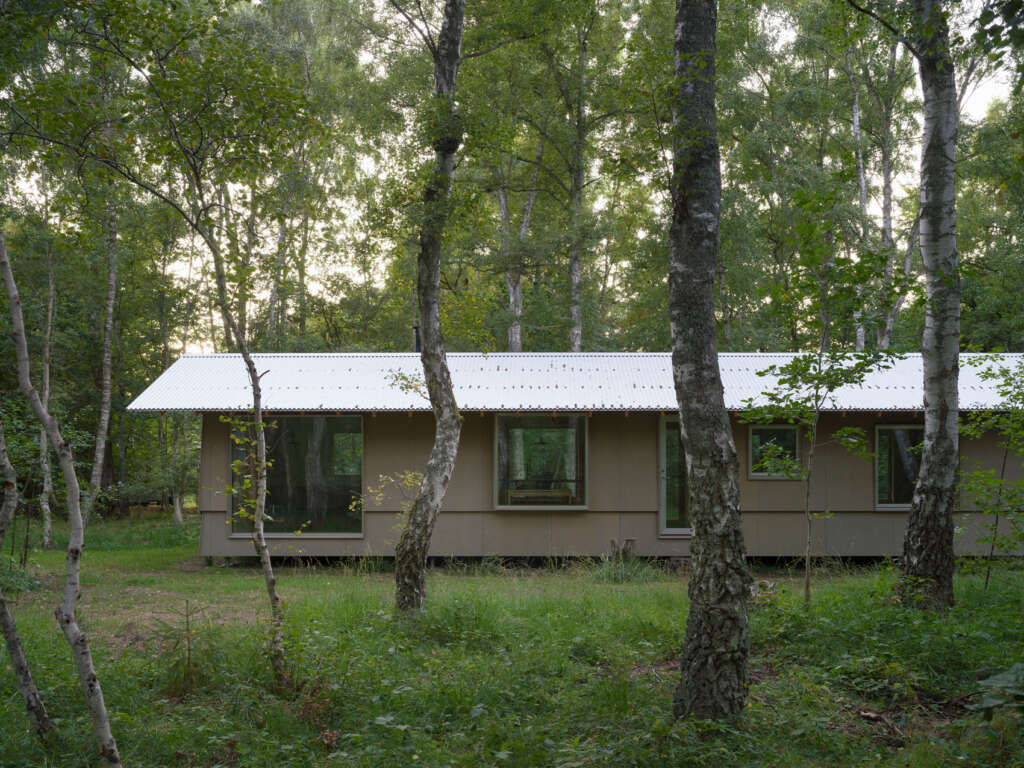 Arsitek Kim Lenschow dan Pihlmann merancang rumah musim panas sederhana di hutan Denmark