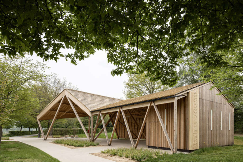 Pusat penyambutan desain Atelier MA di jantung Mormal Forest, Prancis