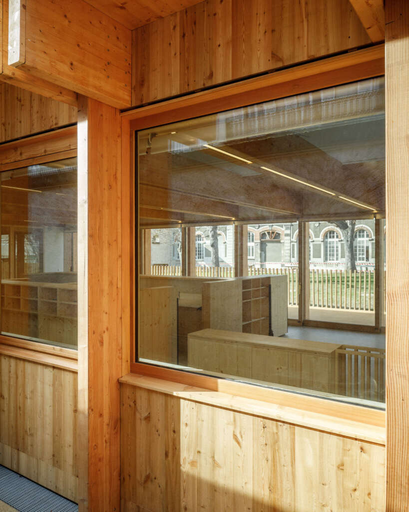 24-Crib Wood dan Adobe Nursery Régis Roudil Architects