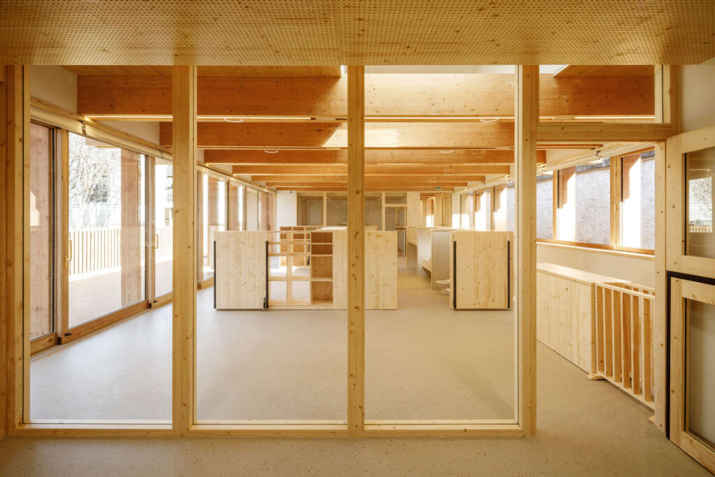 24-Crib Wood dan Adobe Nursery Régis Roudil Architects