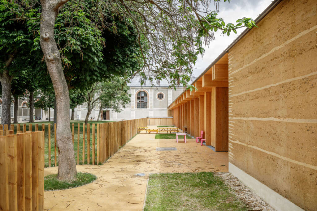 24-Crib Wood dan Adobe Nursery Régis Roudil Architects