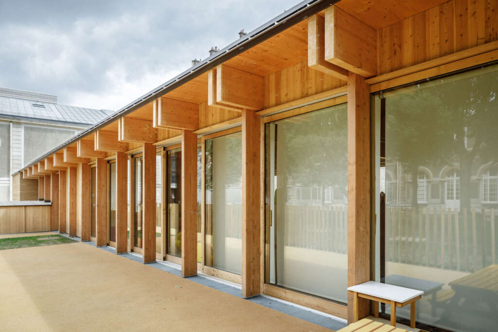24-Crib Wood dan Adobe Nursery Régis Roudil Architects