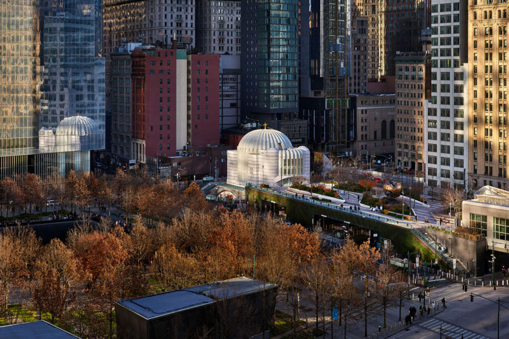 Santiago Calatrava merayakan pembukaan Gereja Ortodoks Yunani St. Nicholas dan Kuil Nasional di Kota New York di World Trade Center