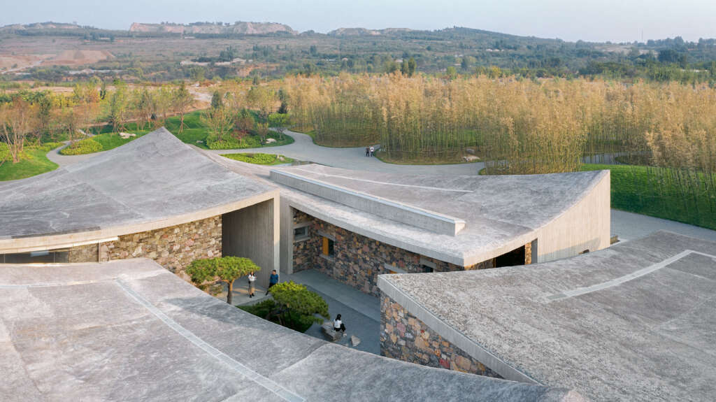 Zibo OCT Art Center Studio Zhu Pei Shandong China Atap bergelombang dengan halaman tengah