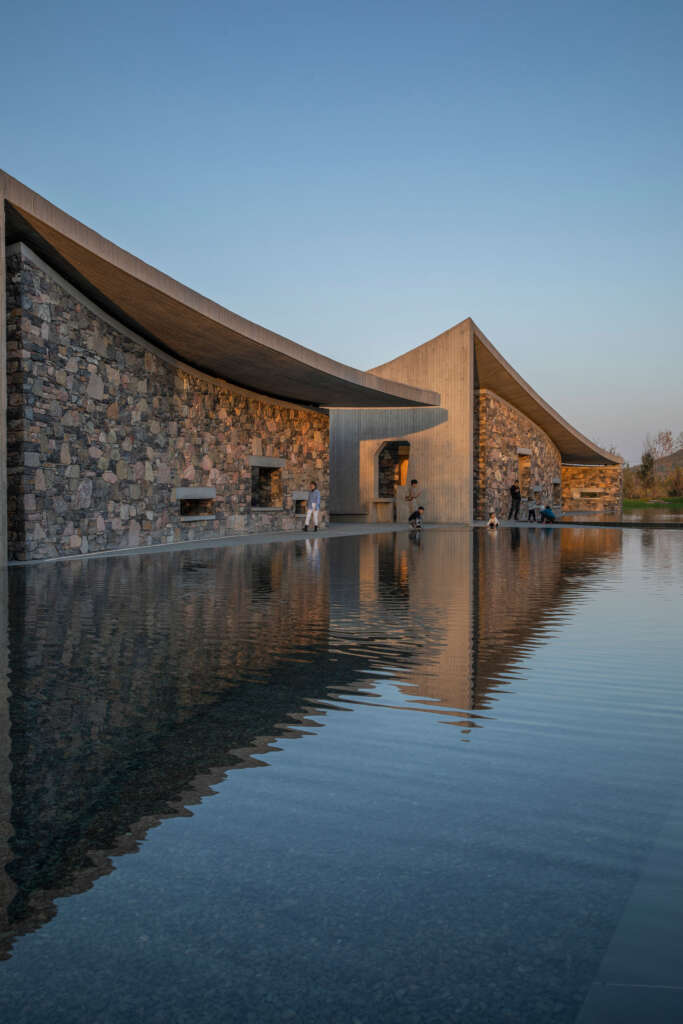 Zibo OCT Art Center Studio Zhu Pei Shandong China Pintu masuk utama dan kolam air lanskap