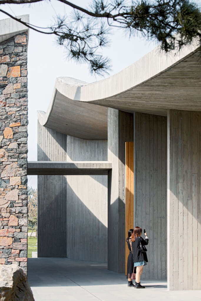 Zibo OCT Art Center Studio Zhu Pei Shandong Cina Ruang semi terbuka