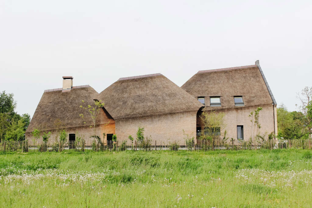 Kantor LMNL mendesain rumah modern berdasarkan rumah pertanian tradisional Belanda