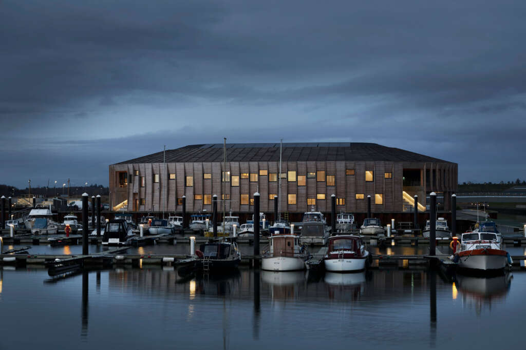 Esbjerg Maritime Center WERK Arkitekter Snøhetta arsitektur desain pelabuhan klub olahraga air