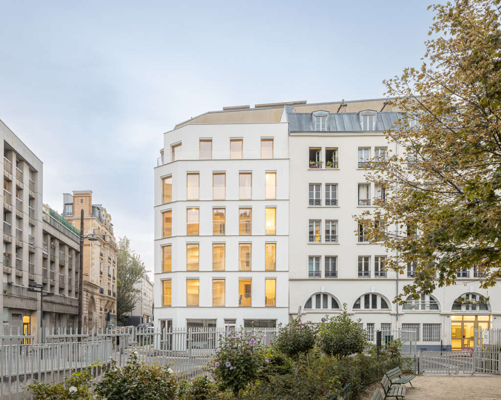kantor arsitektur keliling melengkapi bangunan tempat tinggal kayu 6 lantai di jantung kota Paris