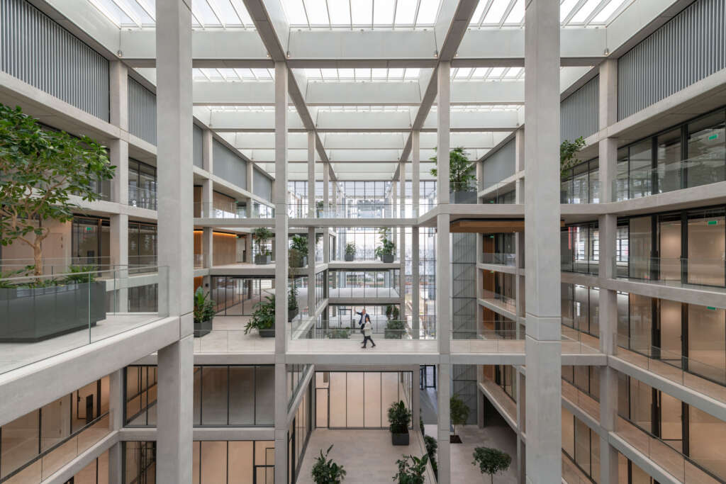 ICÔNE Foster + Partners Gedung perkantoran Belval Luxembourg Atrium dengan jembatan penghubung