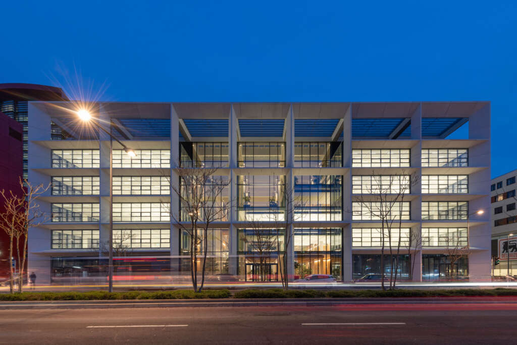 ICÔNE Foster + Partners Desain arsitektur gedung perkantoran Belval Luxembourg Pemandangan pintu masuk dari Porte de France