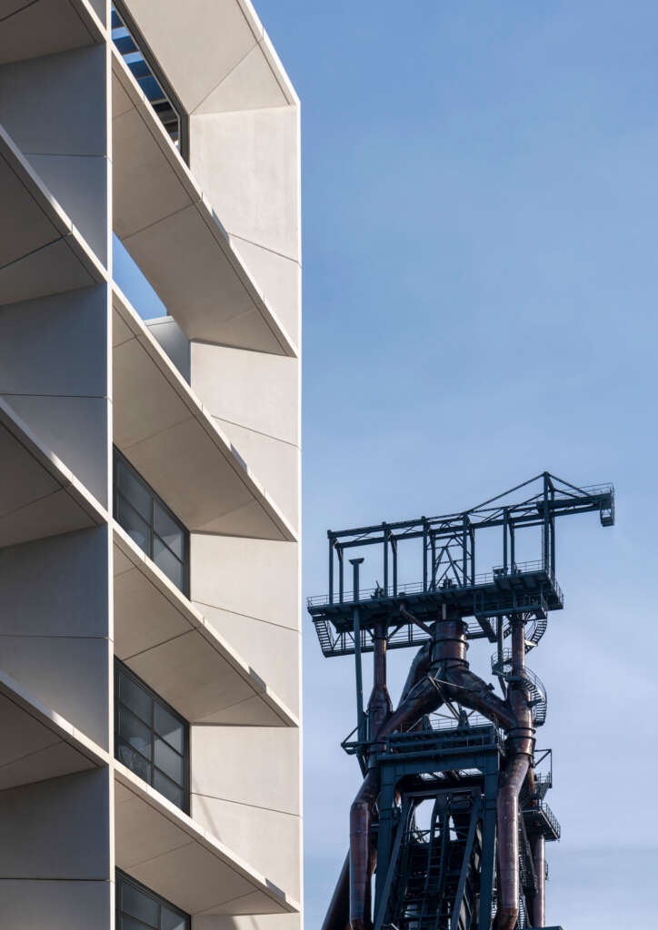 ICÔNE Foster + Partners Desain arsitektur gedung perkantoran Belval Luxembourg Fasad eksternal dengan industri warisan industri tanur sembur terdekat