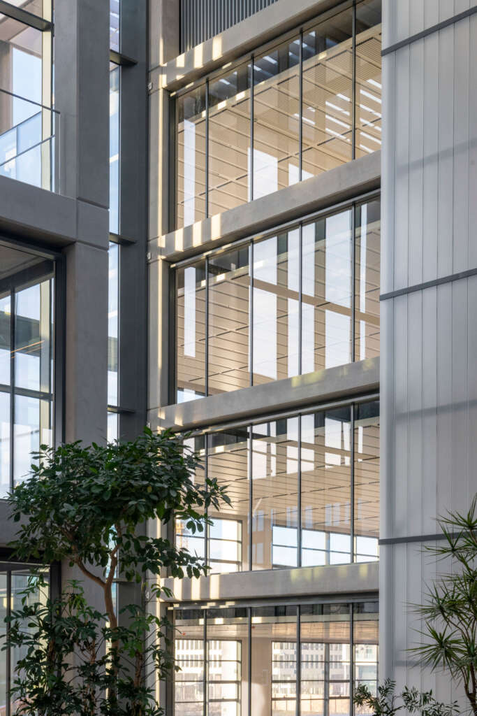ICÔNE Foster + Partners Desain arsitektur gedung perkantoran Belval Luxembourg Detail kantor internal yang menghadap ke atrium lanskap