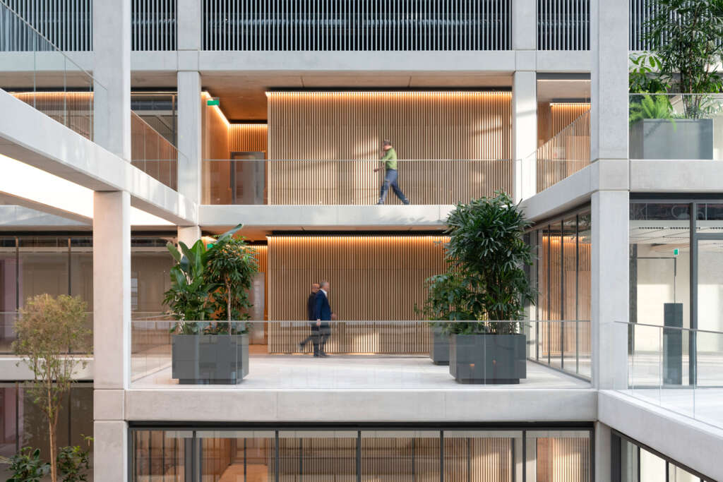 ICÔNE Foster + Partners Atrium desain arsitektur bangunan kantor Belval Luxembourg dengan jembatan penghubung dan kelongsong kayu