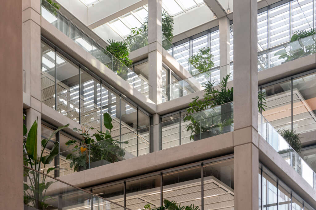 ICÔNE Foster + Partners Atrium desain arsitektur bangunan kantor Belval Luxembourg dengan jembatan penghubung dan teras luar