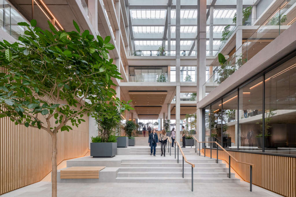 ICÔNE Foster + Partners Gedung perkantoran Belval Luxembourg Atrium dari permukaan tanah