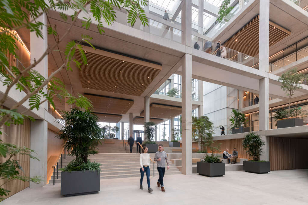 ICÔNE Foster + Partners Belval Luxembourg desain arsitektur bangunan kantor Atrium dengan jembatan penghubung yang menampilkan soffit kayu