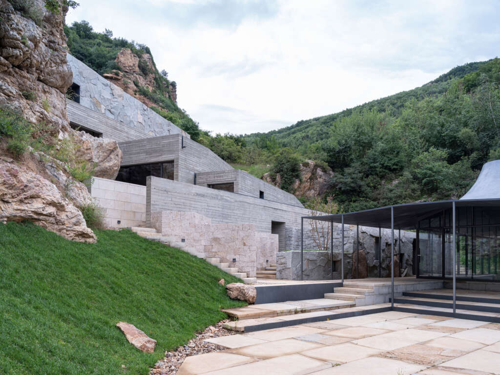 Upper-Cloister di Aranya Golden Mountain Atelier Deshaus Laowa Village Luanping Chengde Provinsi Hebei Rancangan arsitektur Cina Arsitektur berbentuk seperti medan