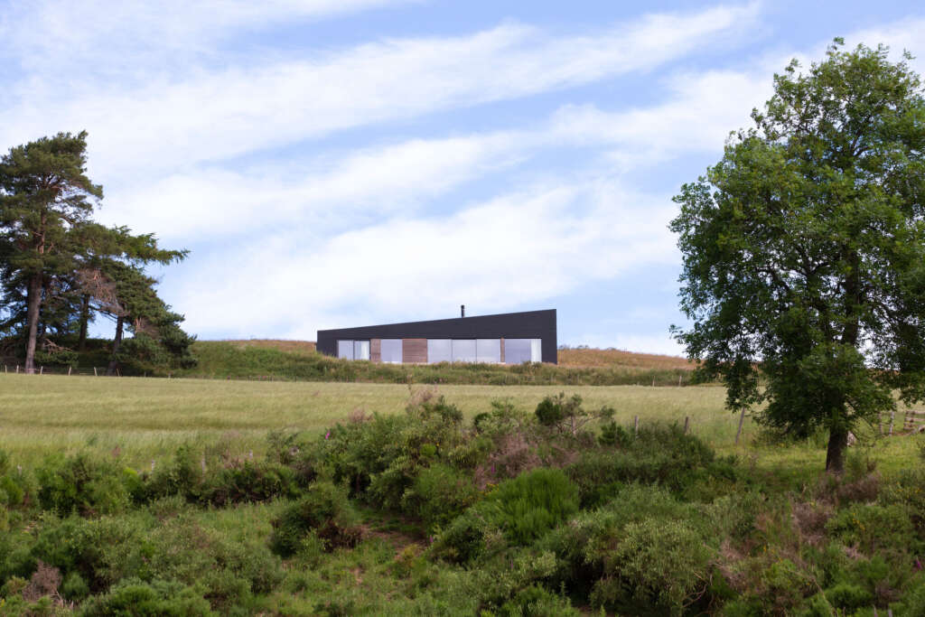 Rumah berdesain Brown & Brown disamarkan di lereng bukit di Taman Nasional Cairngorms Skotlandia