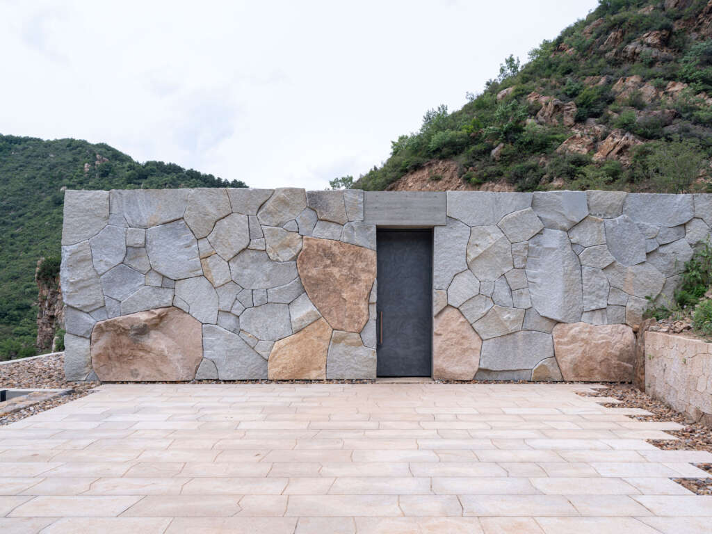 Biara Atas di Aranya Golden Mountain Atelier Deshaus Laowa Village Luanping Chengde Provinsi Hebei Desain arsitektur Cina Pintu masuk utama ke Biara Atas