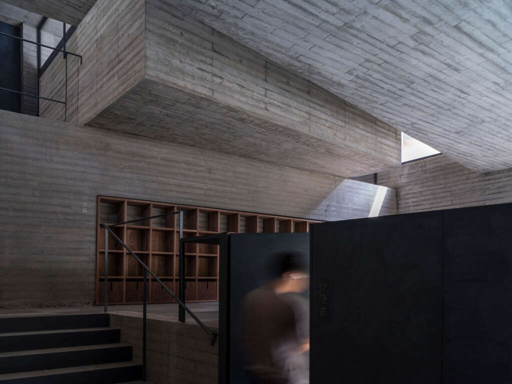 The Upper-Cloister di Aranya Golden Mountain Atelier Deshaus Laowa Village Luanping Chengde Provinsi Hebei Desain arsitektur Cina Ruang baca di ruang bertingkat
