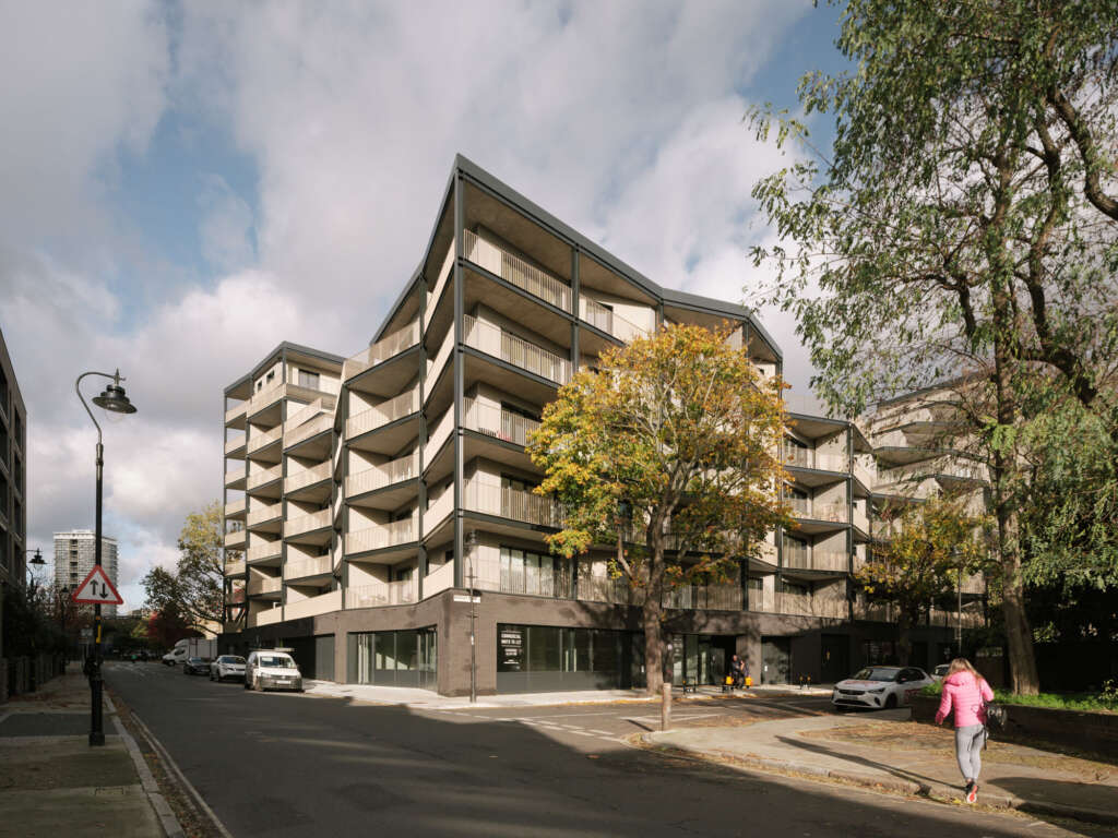 Geometri yang menarik membentuk skema perumahan bergaya Eropa di Dockley Road, Southwark