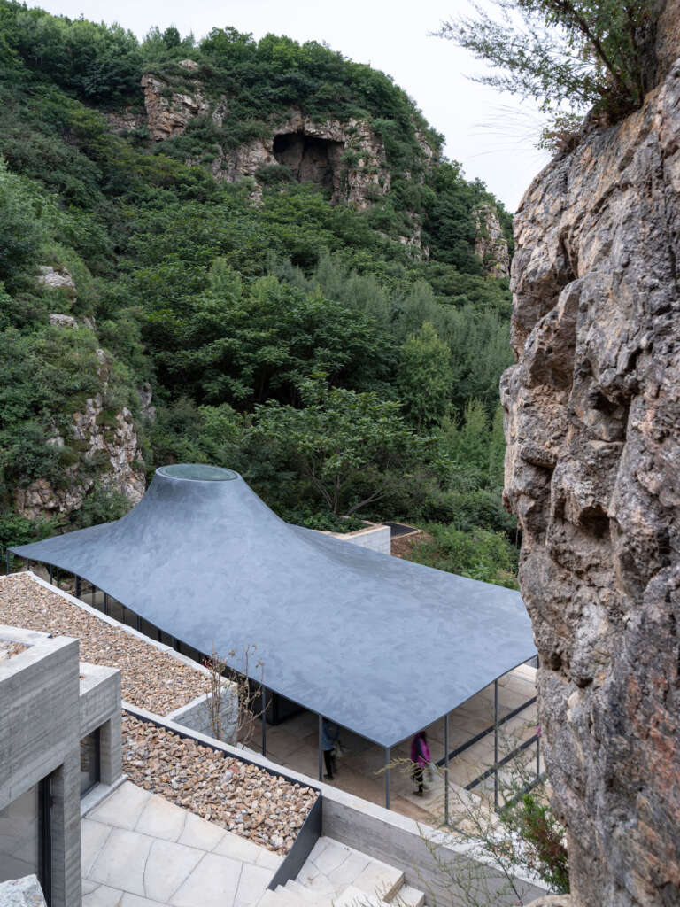 The Upper-Cloister di Aranya Golden Mountain Atelier Deshaus Laowa Village Luanping Chengde Provinsi Hebei Desain arsitektur Cina The Upper Cloister dan tebing